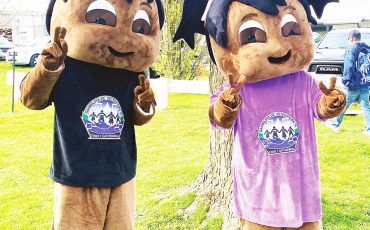 Family Gatherings’ mascots Zack and Zoey were on hand at Veteran’s Park along with turtles from Six Nations Wildlife centre (below) as part of Six Nations Child and Family Services health fun fair. Six Nations community organizations provided information and fun! (Photos by Jim C Powless)