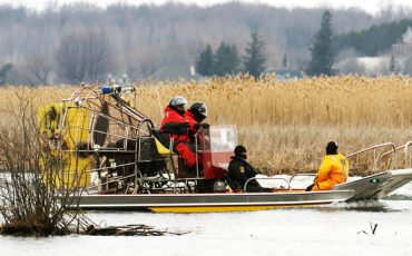 Searchers look for victims Friday, March 31, 2023 after a boat capsized and left six people dead and one infant missing in Akwesasne, Que. (Ryan Remiorz, The Canadian Press). (Canadian Press Photo)