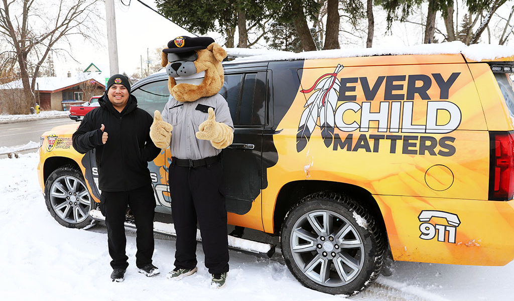 Six Nations Police along with everyone’s buddy “Buster” were spotted at Veterans’ Park last week setting up to collect donations for Six Nations Food Bank in time for Christmas. (Photo by Jim C. Powless)