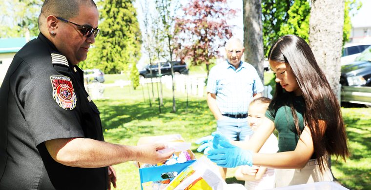 Six Nations Police held their annual barbecue at Veterans’ Park Friday May 16 as part of community awareness week. (Photo by Jim C. Powless) (Photos by Tara Lindemann)