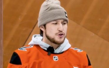 Six Nations member Brandon Montour met youth from the Muckleshoot Indian Tribe prior to the Seattle Kraken’s Indigenous Peoples Night. Photo courtesy Seattle Kraken.